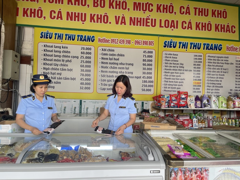 Lực lượng quản lý thị trường tỉnh Quảng Ninh kiểm tra địa điểm kinh doanh tại chợ Mạo Khê, thị xã Đông Triều