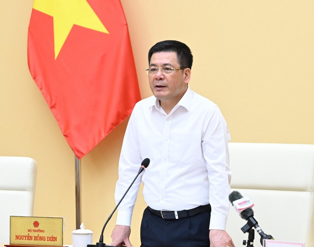 Bộ trưởng Nguyễn Hồng Diên tại buổi họp