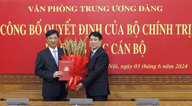 Đại tướng Lương Cường, Ủy viên Bộ Chính trị, Thường trực Ban Bí thư trao quyết định điều động, phân công cho Thượng tướng Nguyễn Duy Ngọc