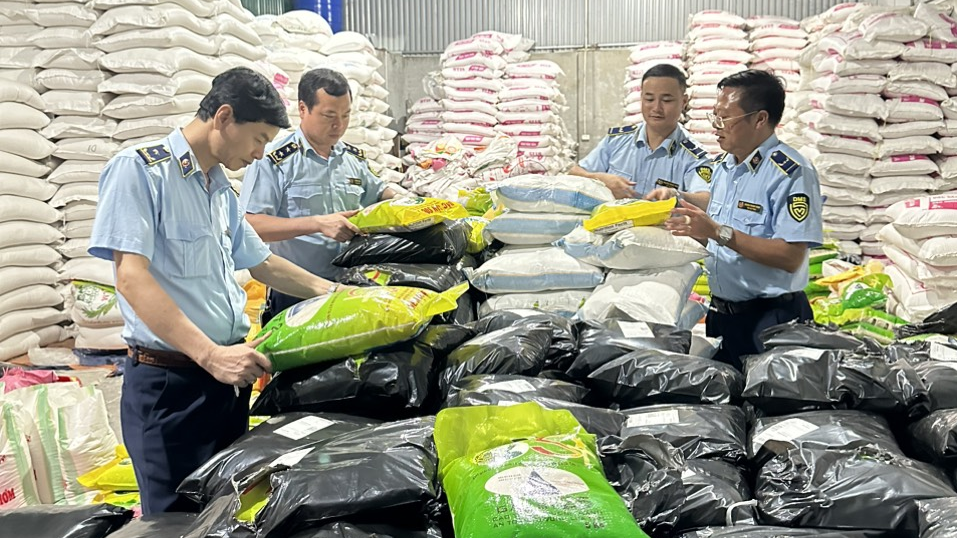 Lực lượng quản lý thị trường tỉnh Bắc Ninh tiến hành kiểm tra cơ sở kinh doanh lương thực của ông Nguyễn Minh Tuệ