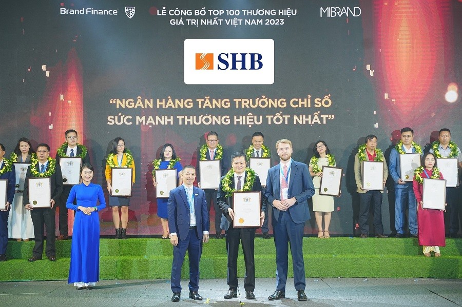 Ông Đinh Ngọc Dũng, Phó Giám đốc phụ trách Khối Ngân hàng doanh nghiệp đại diện SHB nhận giải thưởng