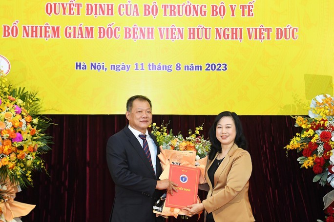 Bộ trưởng Bộ Y tế Đào Hồng Lan trao quyết định điều động, bổ nhiệm Giám đốc Bệnh Viện Hữu nghị Việt Đức cho đồng chí Dương Đức Hùng