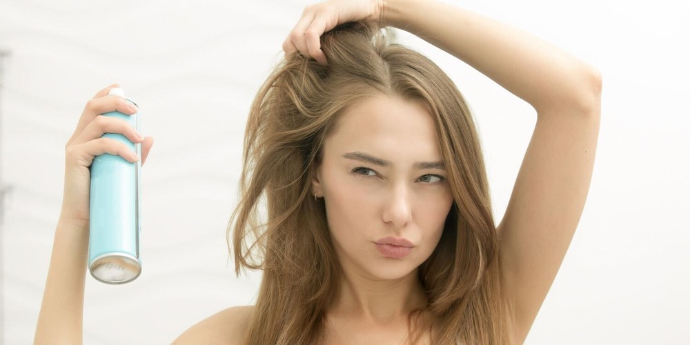 Những tip sử dụng dầu gội khô để “cứu cánh” cho mái tóc mùa hè của bạn