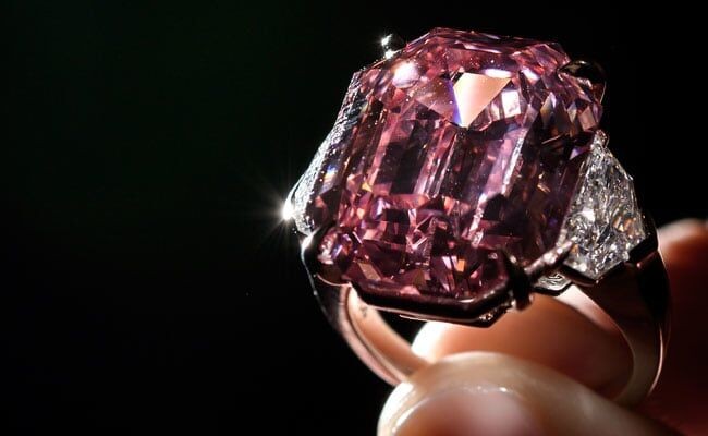 Kỷ lục đấu giá 50 triệu USD cho viên kim cương hồng quí hiếm