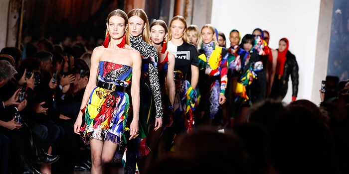 Chiếc váy Versace được mỹ nhân 5 châu lục đều yêu thích