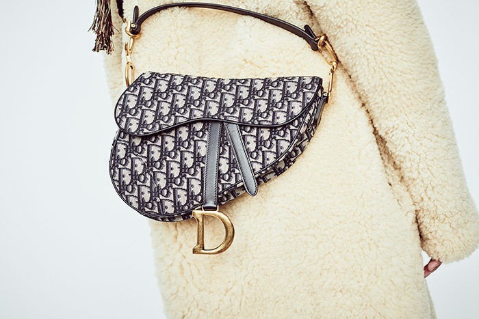 Quy trình sản xuất chiếc túi Dior Saddle sau 18 năm quay trở lại