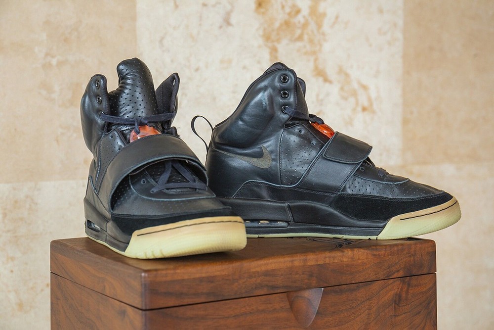 Đôi giày Nike x Kanye West lập kỷ lục đấu giá 2 triệu USD