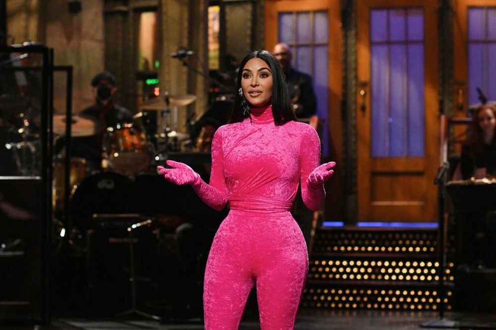 Kim Kardashian “bóc phốt” cả gia đình trên SNL