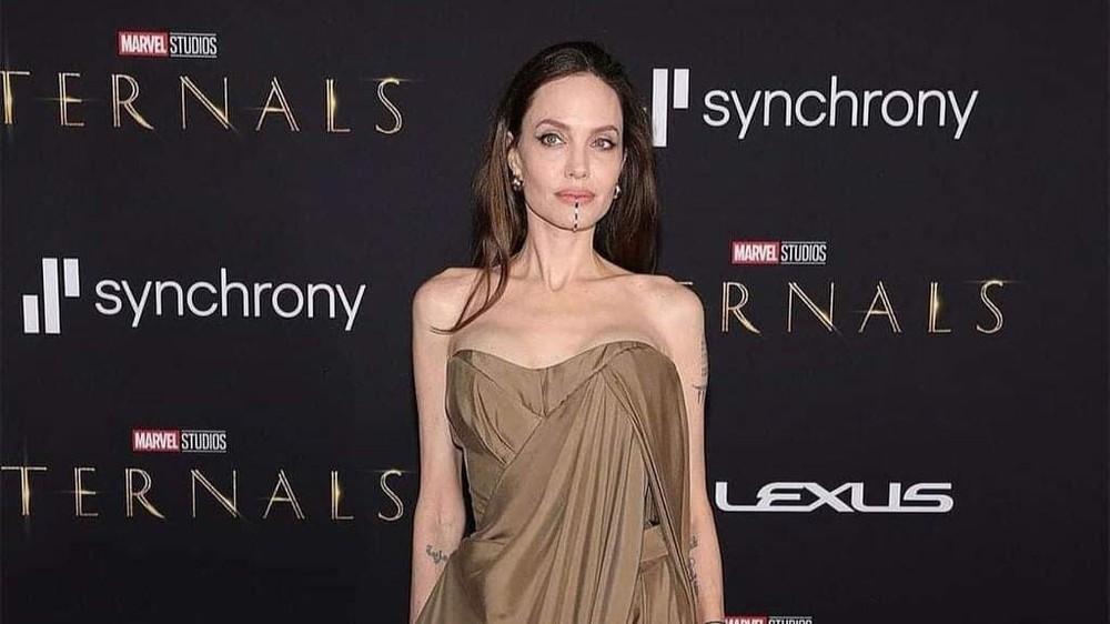 Angelina Jolie xuất hiện như một nữ thần tại buổi công chiếu "Chủng tộc bất tử" (Eternals)