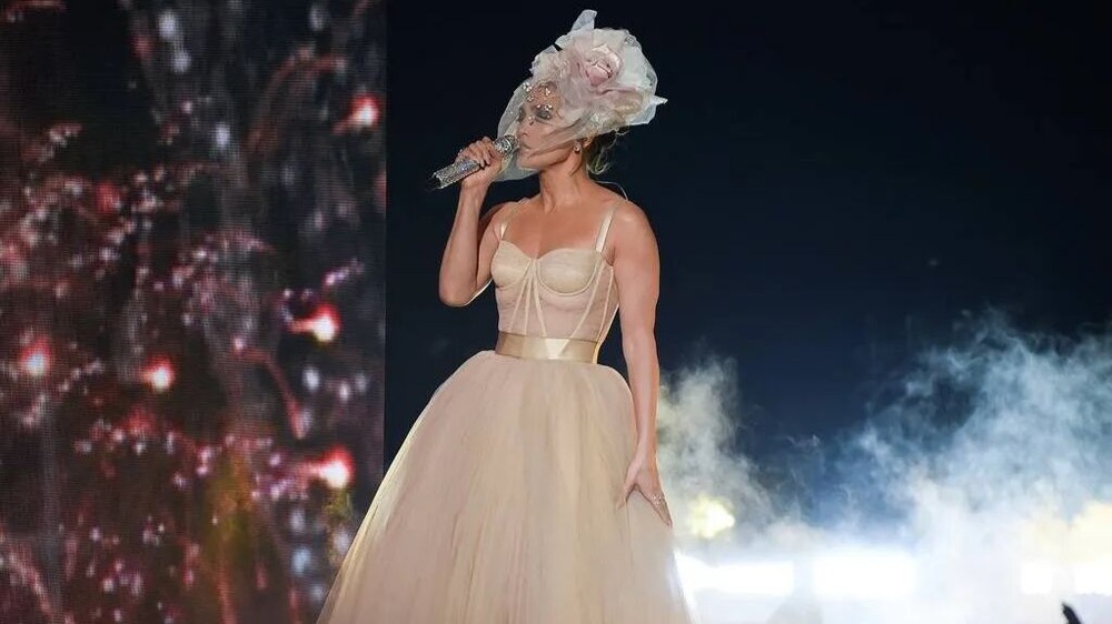 Sân khấu AMA 2021 - Jennifer Lopez hóa cô dâu trong chiếc đầm của Dolce & Gabbana