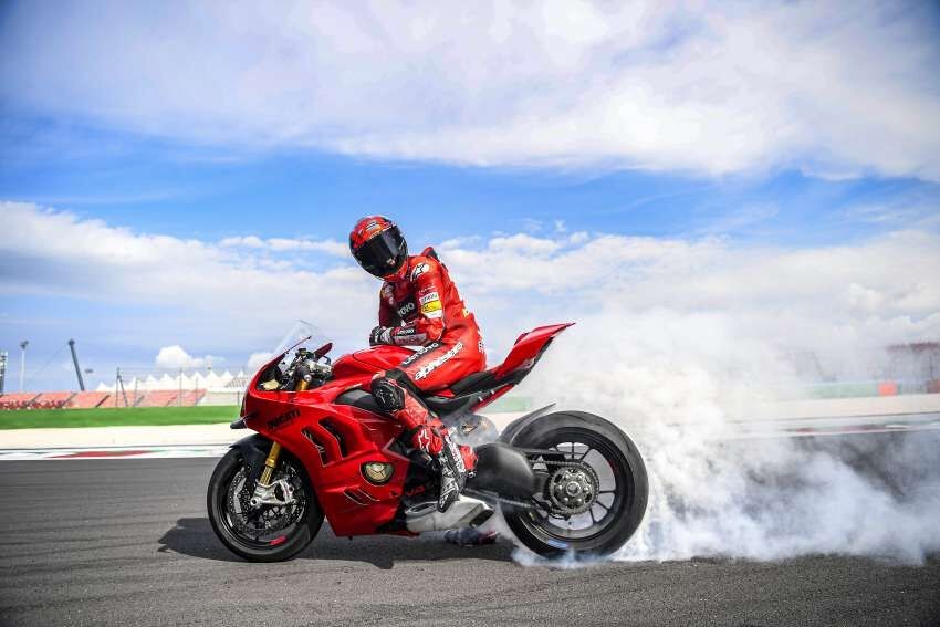 Ducati Panigale V4 2022 mạnh mẽ nhiều trang bị công nghệ hơn