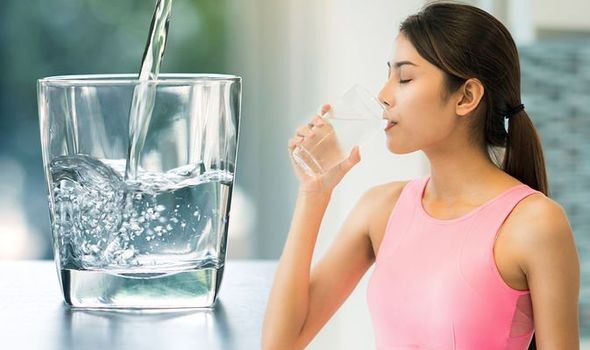Nên uống nước nóng hay nước lạnh để giảm cân?