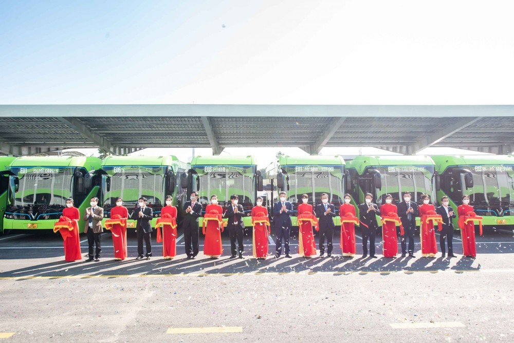 Xe buýt điện VinBus tham gia mạng lưới vận tải công cộng Hà Nội