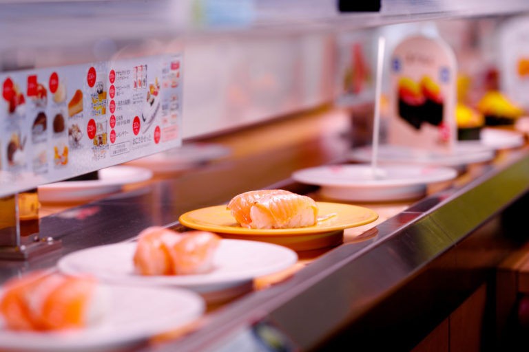 5 địa điểm thưởng thức sushi băng chuyền nổi tiếng tại Nhật Bản