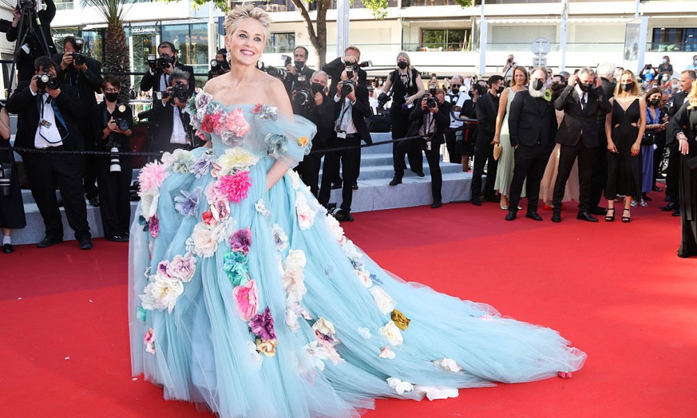 Sharon Stone mang cả “vườn hoa” lên thảm đỏ Cannes