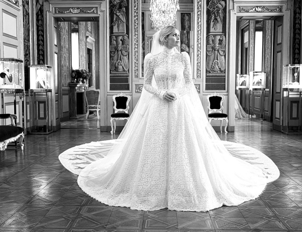 Cháu gái Công nương Diana mặc 5 váy cưới xa hoa của Dolce & Gabbana