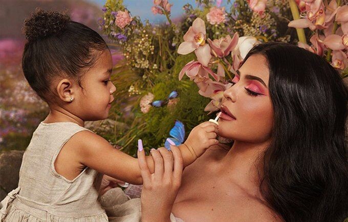 Thời trang chuẩn rich kid của con gái Kylie Jenner