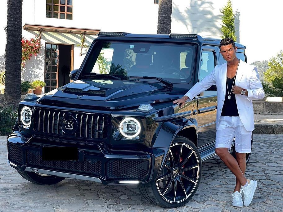 Cristiano Ronaldo khoe ảnh cùng siêu xe khiến cộng đồng mạng phát sốt