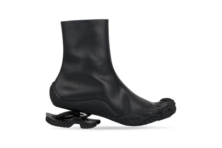 “Đứng hình” với đôi boots ngón chân 36 triệu VNĐ của Balenciaga