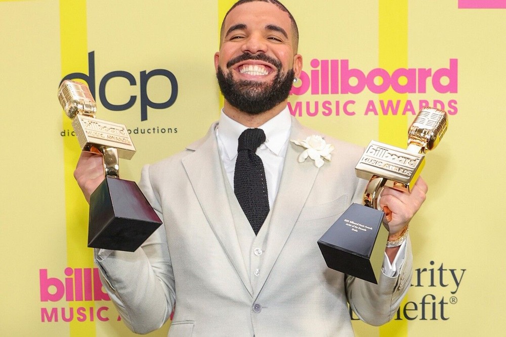 Hậu "khẩu chiến", Drake “vượt mặt” Kanye West trong các bảng xếp hạng âm nhạc