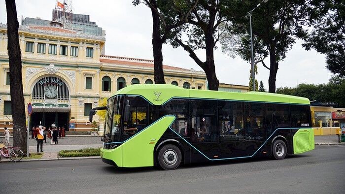 Xe buýt điện VinBus xuất hiện trên đường phố Sài Gòn