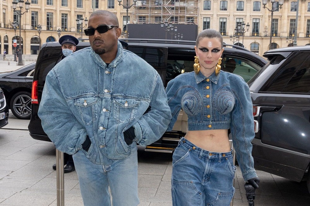 "Được" Kanye West diện đúng một lần duy nhất, chiếc áo khoác denim 45 triệu đồng ngay lập tức “cháy hàng”