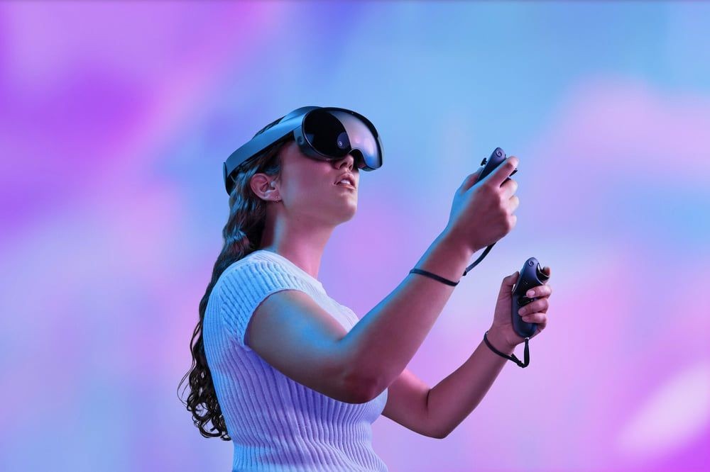 Meta ra mắt kính thực tế ảo Quest Pro VR có giá 1.500 USD