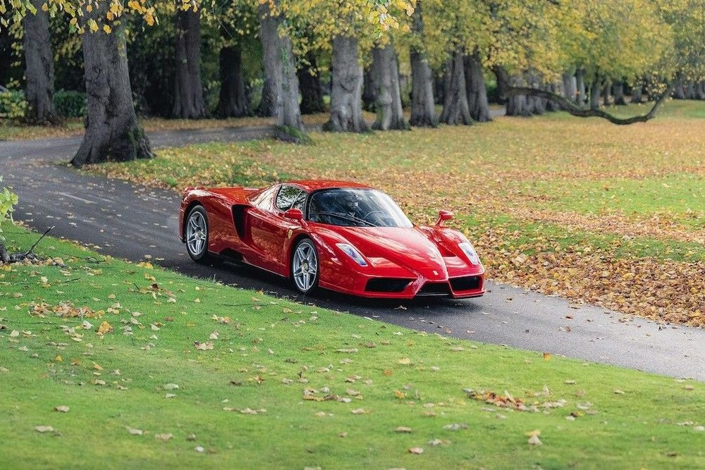 Một chiếc xe Ferrari Enzo huyền thoại được bán với giá 2,9 triệu USD