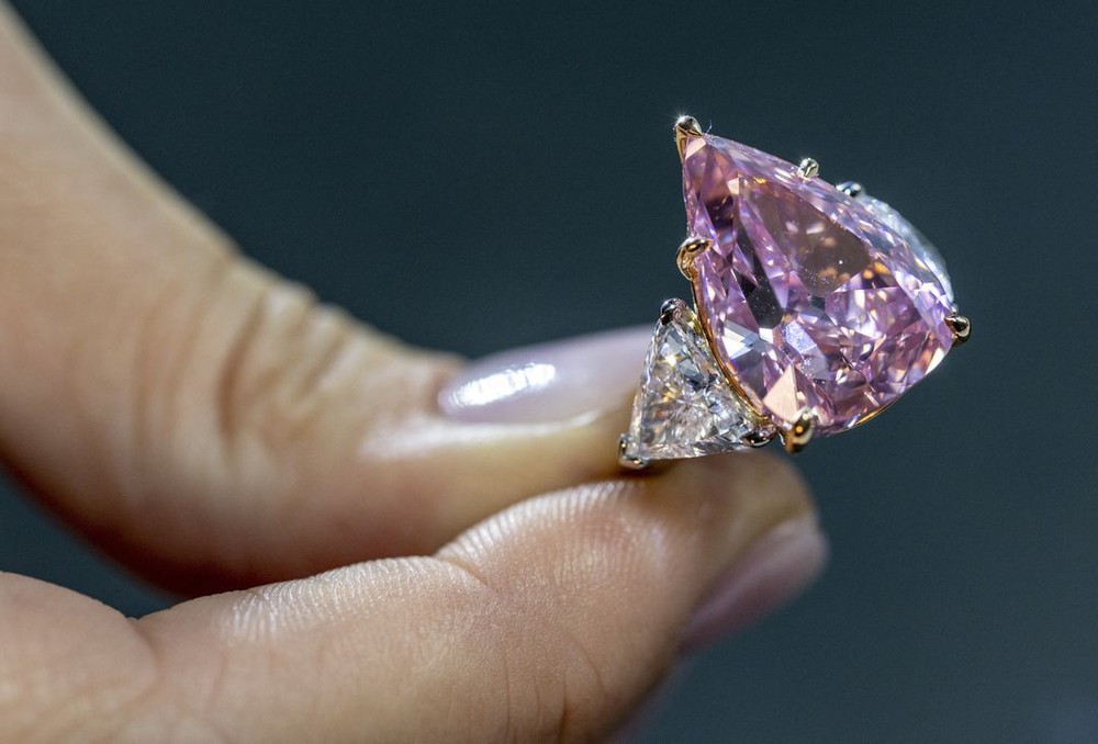 Một viên kim cương hồng “may mắn” được bán với giá 28,8 triệu USD tại Christie's