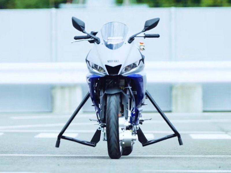 Ra mắt xe máy điện Yamaha tự lái, tự cân bằng