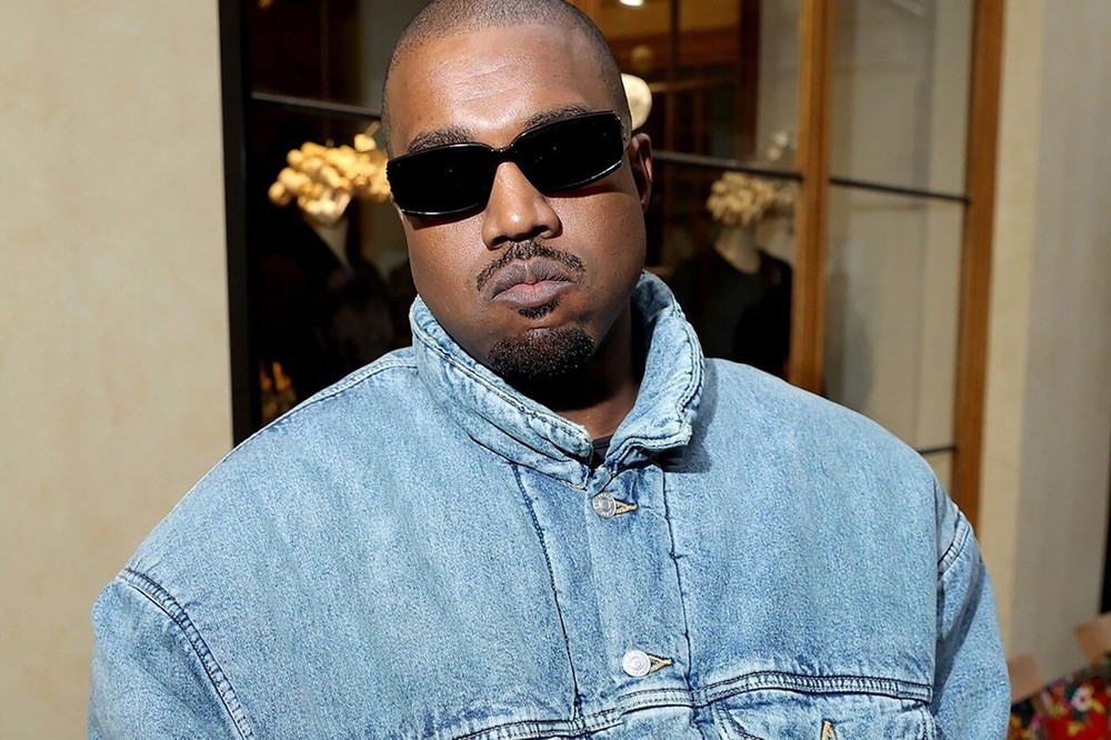 Grammy loại Kanye West khỏi danh sách biểu diễn vì hành vi miệt thị chủng tộc trên mạng xã hội