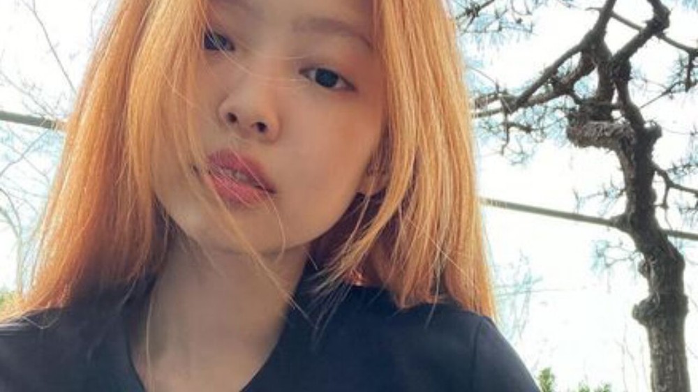 Jennie “chào hè” với mái tóc màu cam dâu rực rỡ