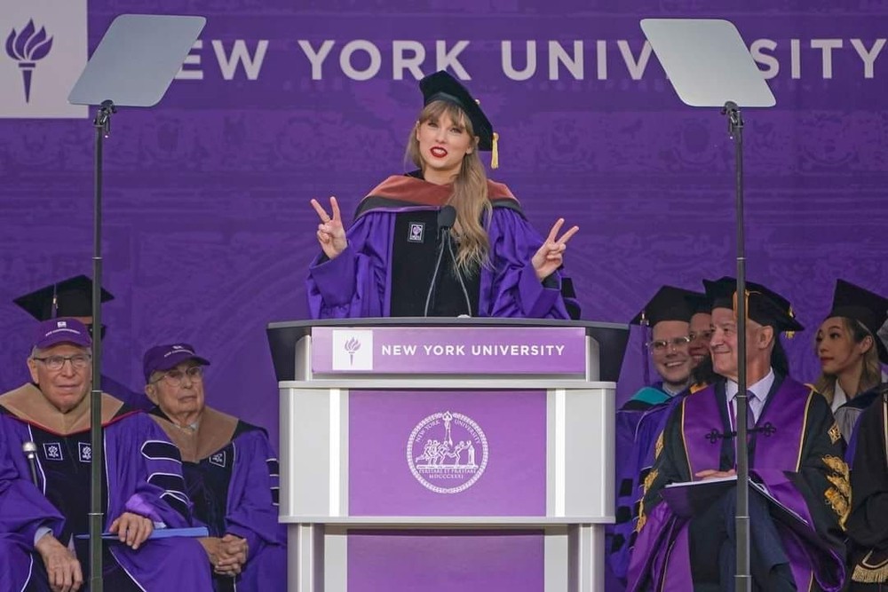 Taylor Swift mặc lại áo tốt nghiệp, phát biểu tại Đại học New York