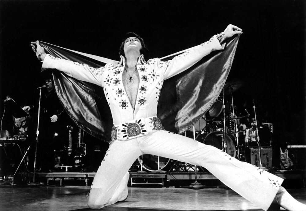 Huyền thoại Elvis Presley lên phim, với trang phục từ Prada thiết kế