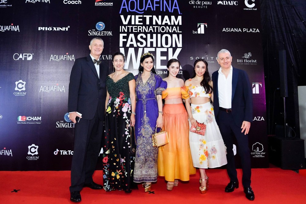 Doanh nhân Thuỷ Tiên cùng con gái xuất hiện tại Vietnam International Fashion Week