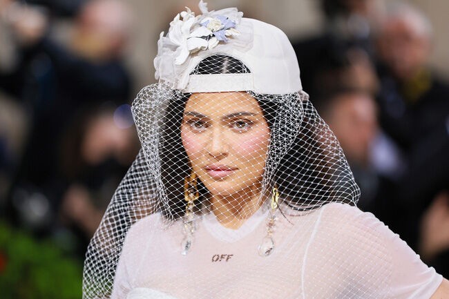 Kylie Jenner giải thích lý do vô cùng cảm động khi lựa chọn mặc váy cưới tới dự Met Gala 2022