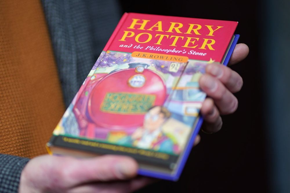 Tại sao cuốn truyện “Harry Potter và Hòn đá Phù Thuỷ” này lại có giá lên tới 5,8 tỷ đồng?