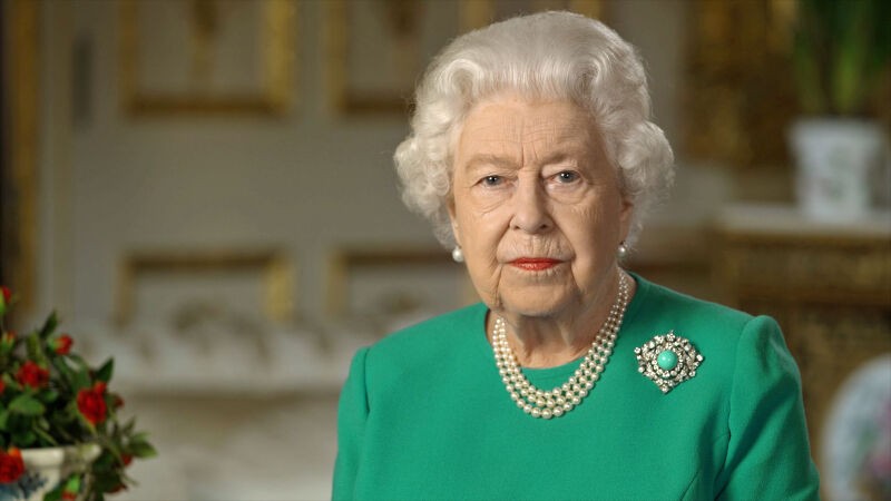 Nữ hoàng Elizabeth II và thẩm mỹ thời trang sang trọng đồng nhất