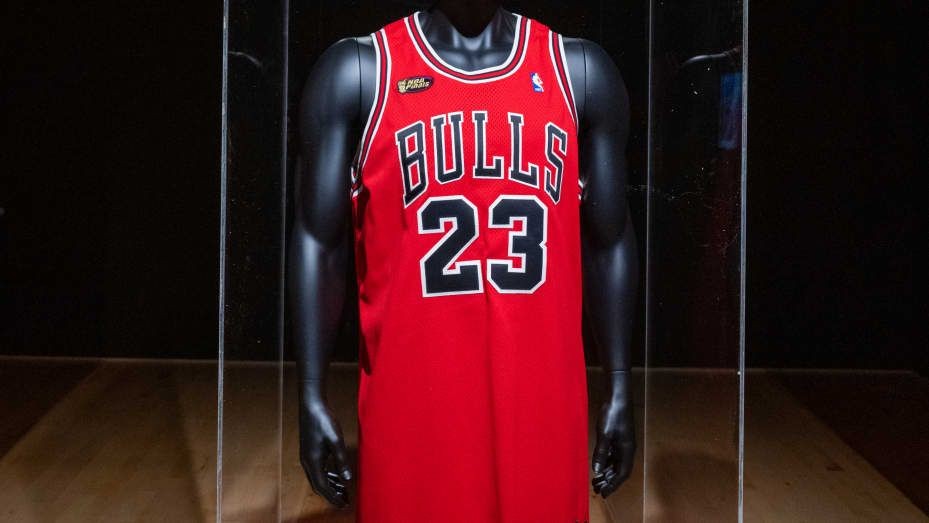 Chiếc áo thi đấu của huyền thoại Michael Jordan phá kỷ lục đấu giá với 10,1 triệu USD