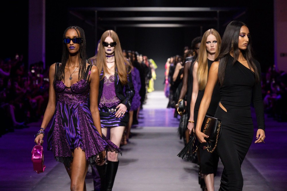 Versace Xuân Hè 2023 lan tỏa sự quyến rũ qua sắc màu đen và tím