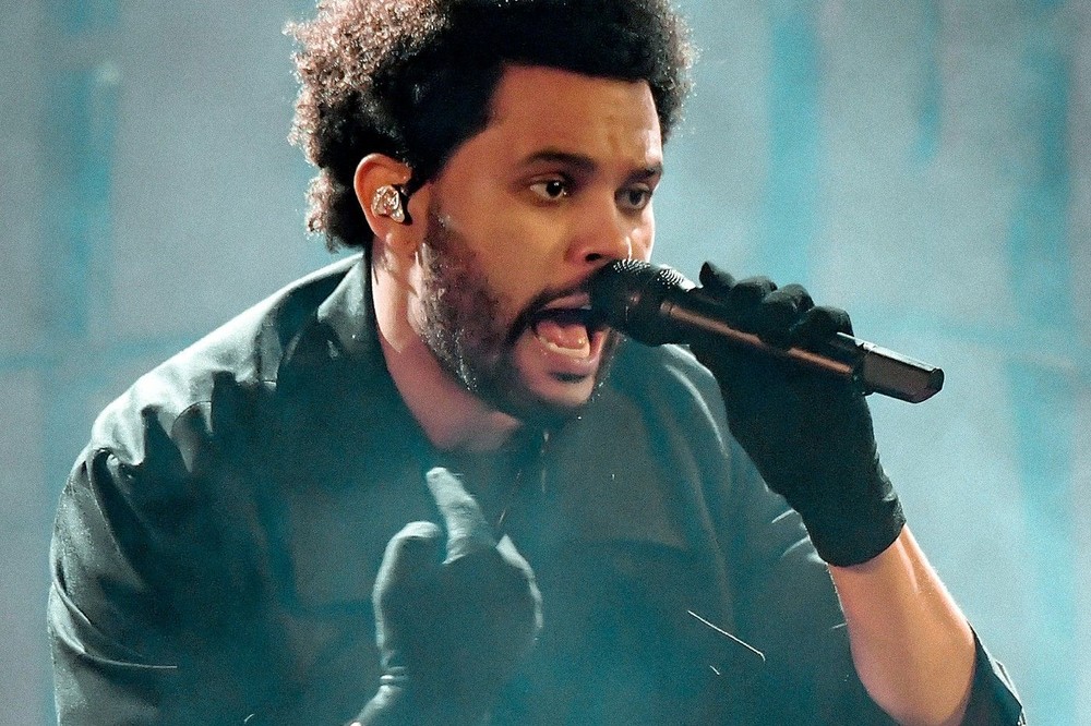 Mất giọng ngay giữa buổi trình diễn, The Weeknd đột ngột kết thúc concert