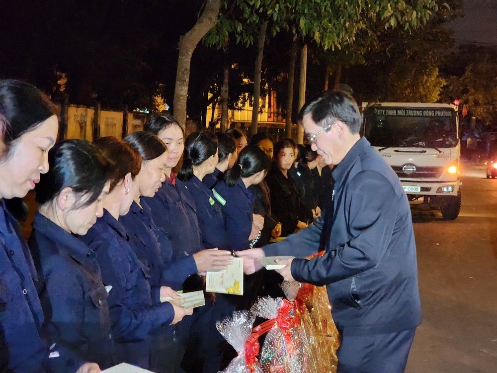 Đắk Lắk: Bí thư Tỉnh ủy thăm hỏi, động viên công nhân vệ sinh môi trường đêm 30 Tết