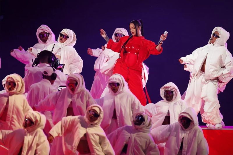 Rihanna tại Super Bowl 2023 người hâm mộ vỡ òa như được xem concert