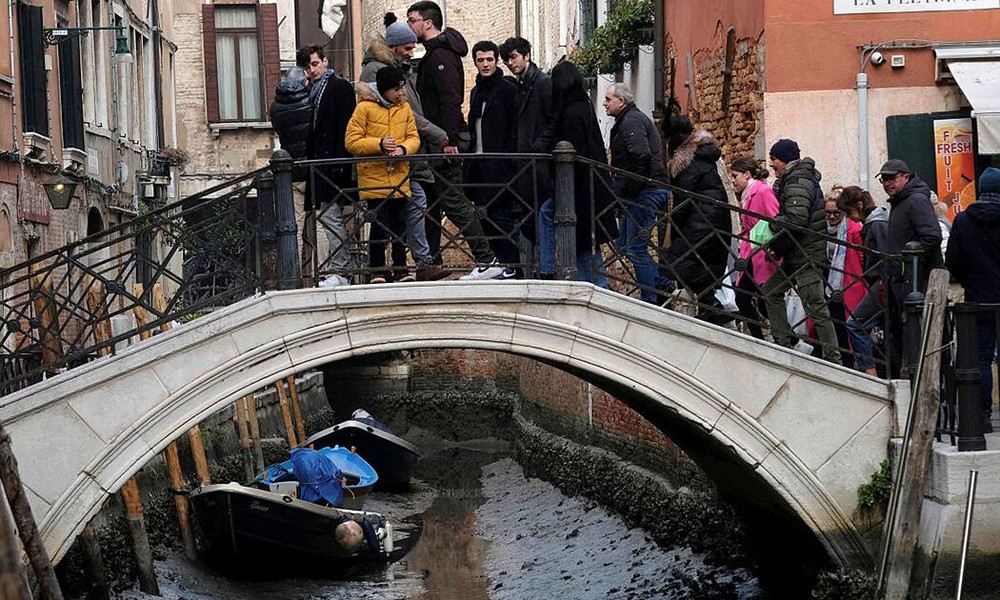 Du khách đi bộ thăm Venice vì kênh cạn nước