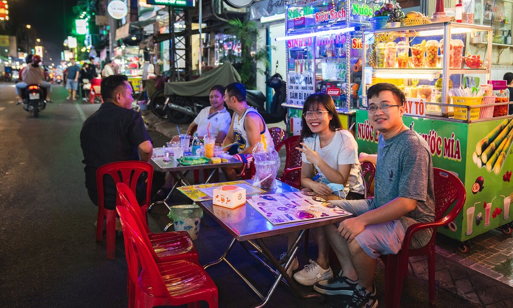 Giới trẻ và du khách trải nghiệm phố ẩm thực Nguyễn Thượng Hiền