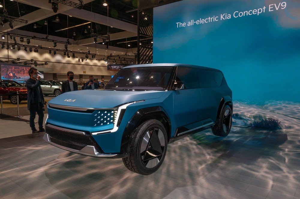 Xe điện Kia EV9 concept với lớp ngụy trang trước khi ra mắt năm 2023