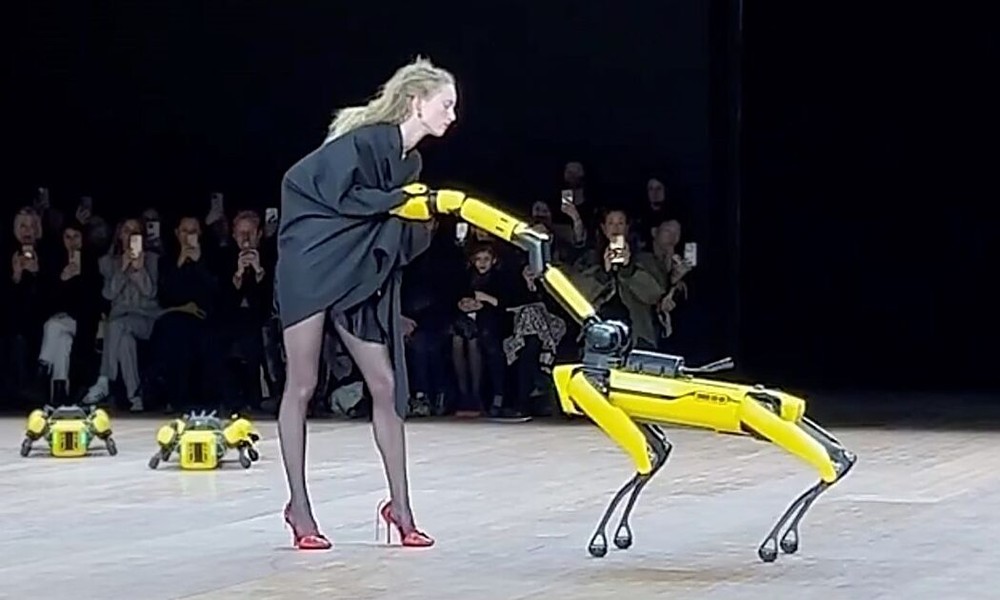 Chó robot lột đồ người mẫu trên sàn diễn
