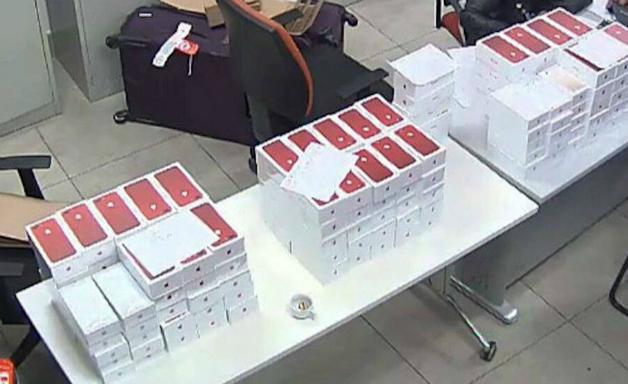 Lô hàng iPhone 7 plus đỏ bị tịch thu ở sân bay Nội Bài