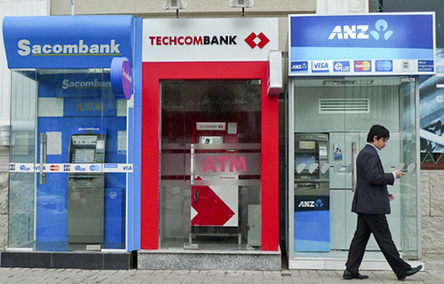 Mỗi thẻ ATM “gánh” 20-25 loại phí, ngân hàng nói gì?