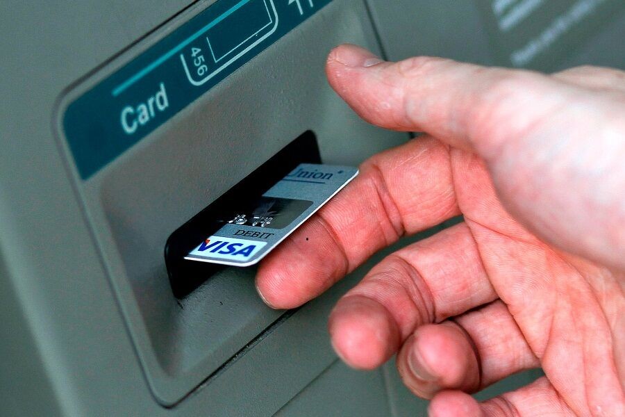 Chủ thẻ vừa rút tiền từ ATM vừa lo